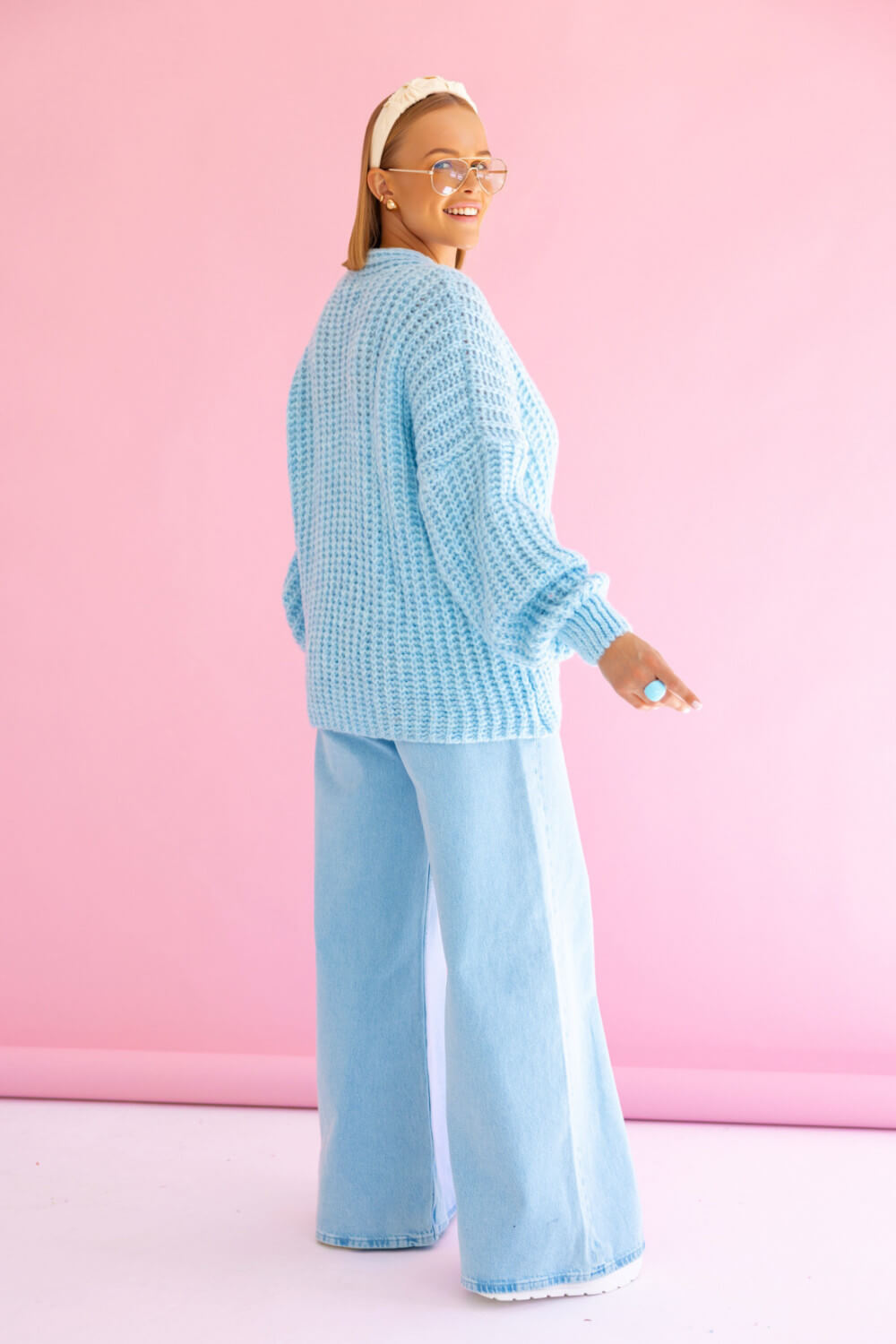 Rückansicht der hellblauen Oversize-Strickjacke mit bequemer Passform und stilvollem Design