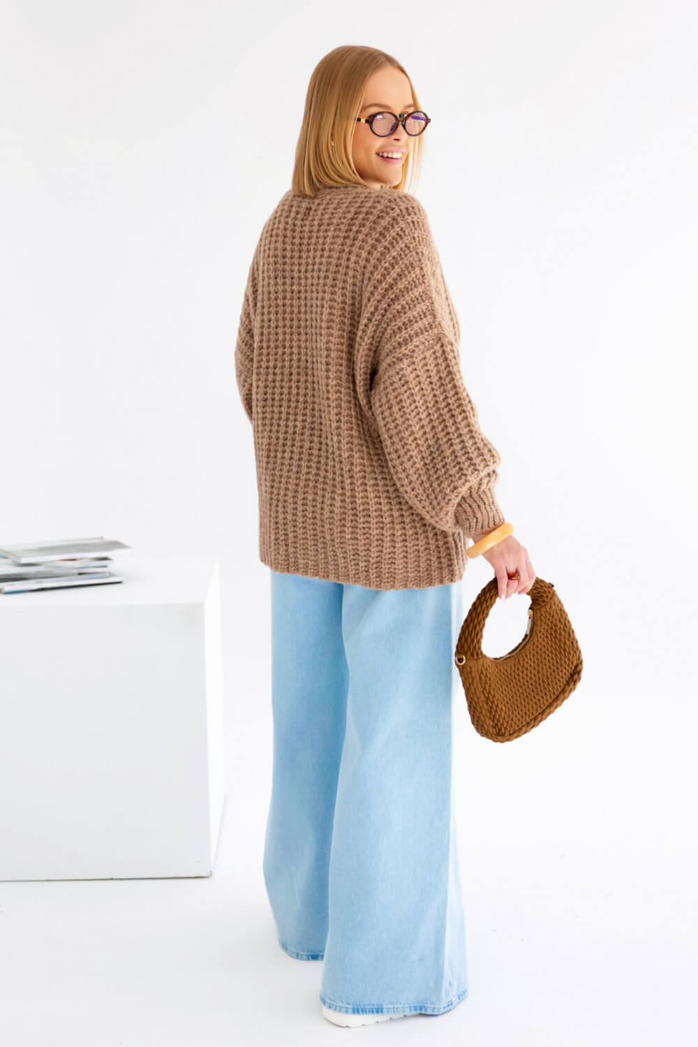 Rückansicht der braunen Damen-Cardigan mit bequemem Sitz und zeitlosem Design