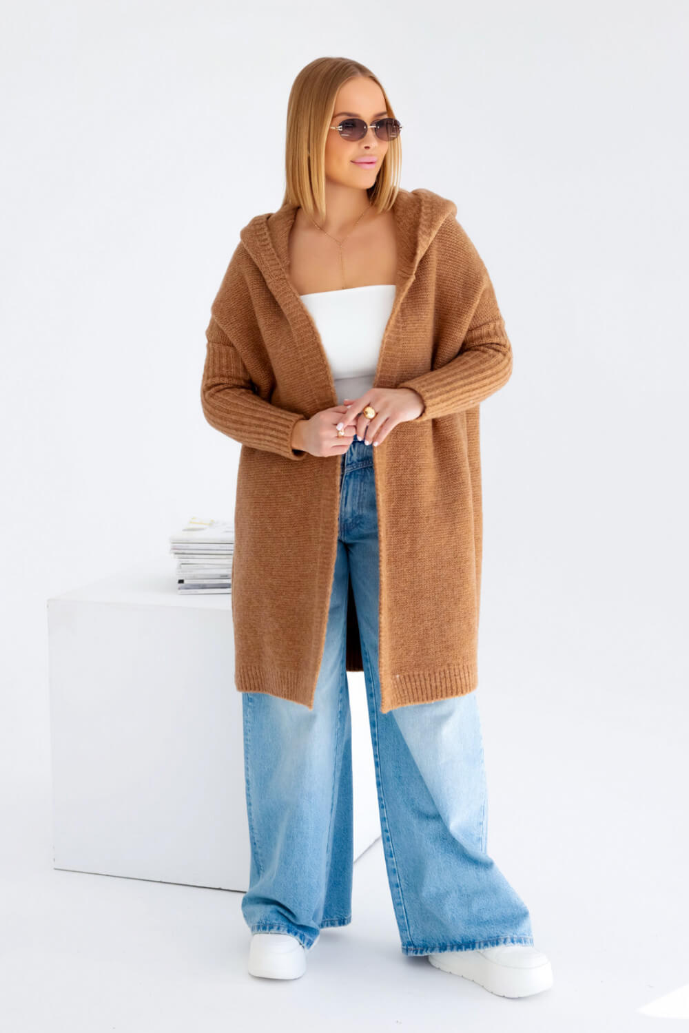 Oversize Strickmantel in Karamell mit Kapuze und gerader Passform
