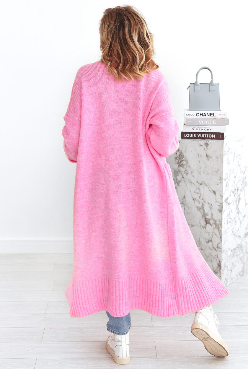 Oversized Strickmantel Pink Rückenansicht – lässiger Oversized-Look – Stylelista