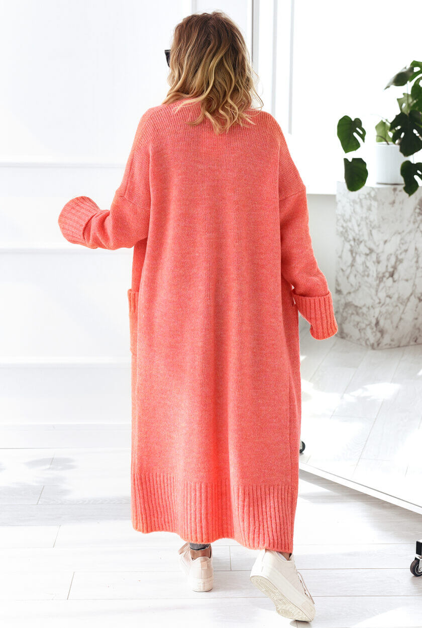 Oversize Strickmantel Koralle – Rückansicht langer Schnitt