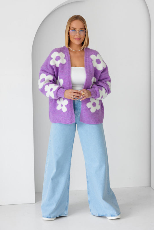 Eleganter Damen Cardigan in Lila mit kontrastreichem weißen Blütenmuster