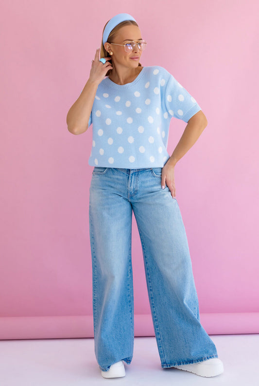 Gepunkteter Strickpullover in hellblau mit kurzen Ärmeln und weitem Jeans-Look.
