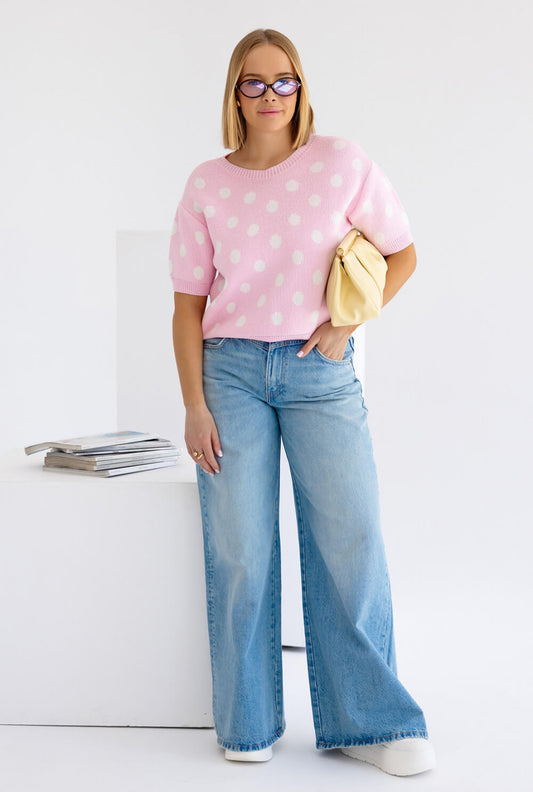 Strickpullover Rosa mit weißen Polka Dots – Frontansicht, Rundhalsausschnitt, kurze gerippte Ärmel