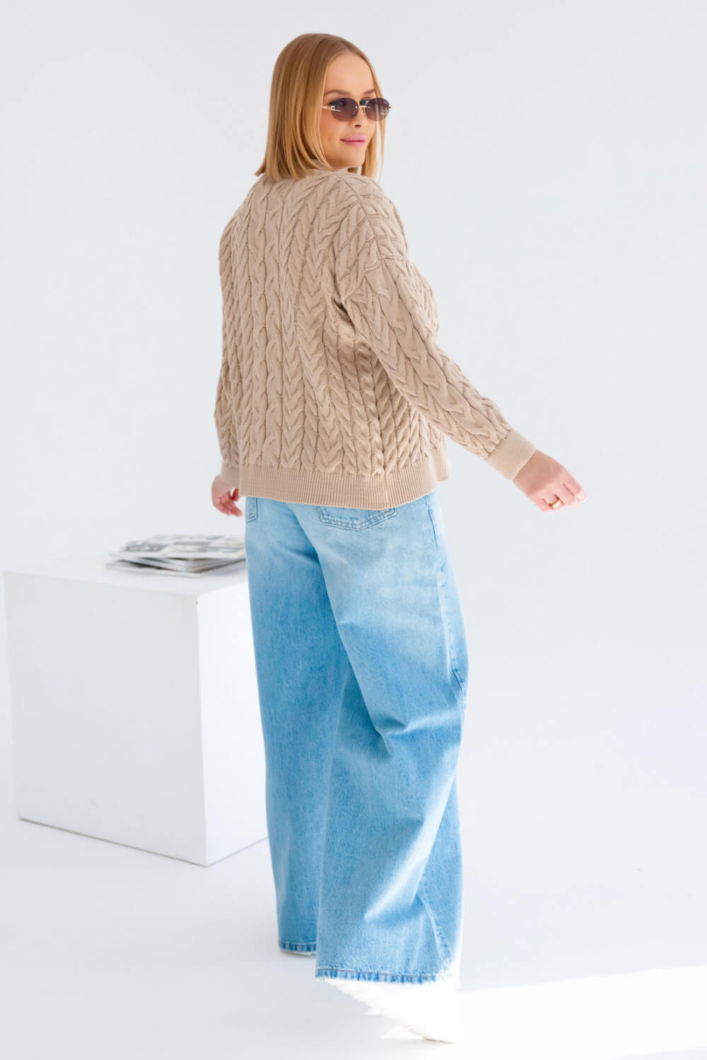 Rückansicht Strickjacke in Beige mit Strukturstrick