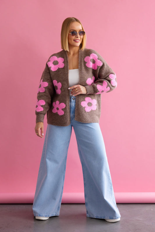 Oversize Strickjacke Braun Styling im modernen Streetstyle Look