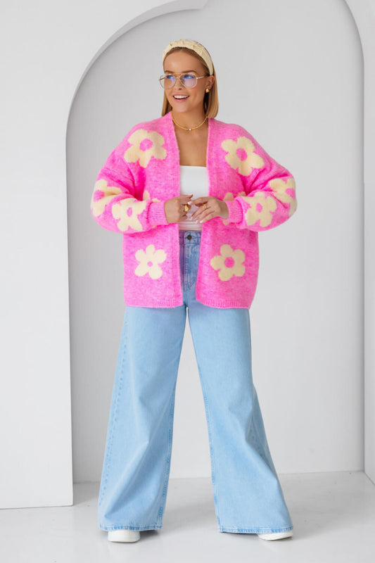 Weicher Damen Cardigan in Rosa mit weißen Blumen und modernem Oversize-Schnitt