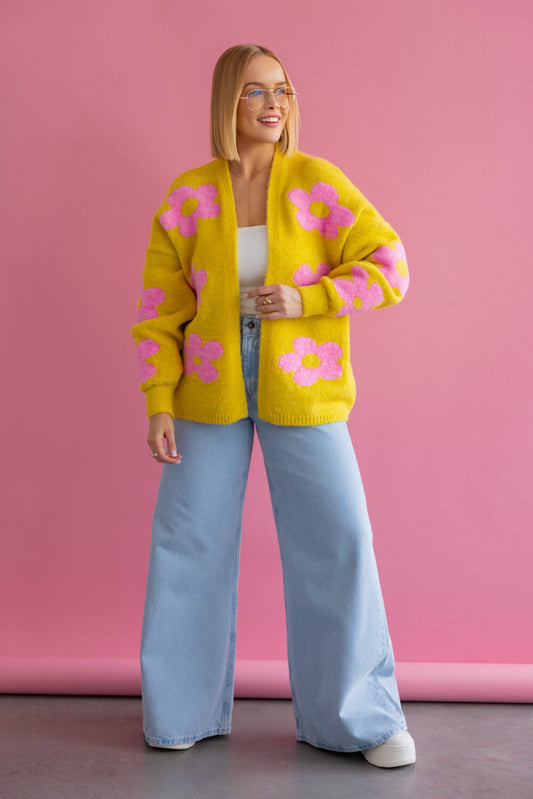 Modischer gelber Cardigan mit rosa Blumenmuster und gemütlichem Strickdesign