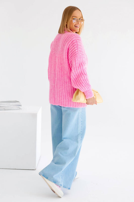 Rückansicht der pinken Oversize-Strickjacke mit komfortabler Passform und stilvollem Design