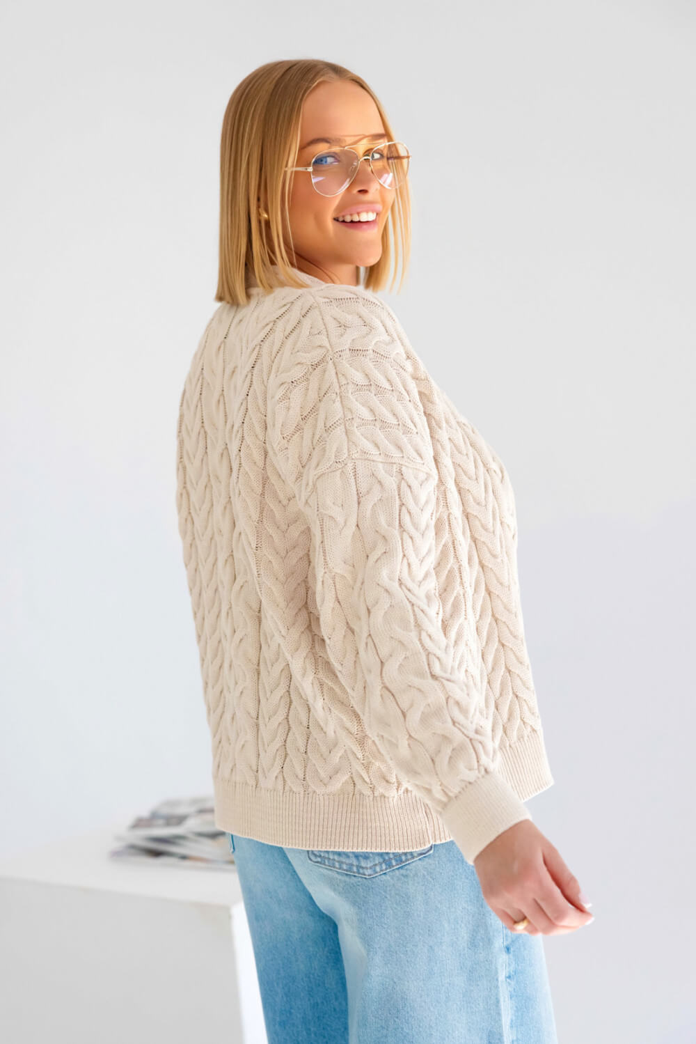 Elegante Strickjacke in Beige mit strukturierter Zopfoptik