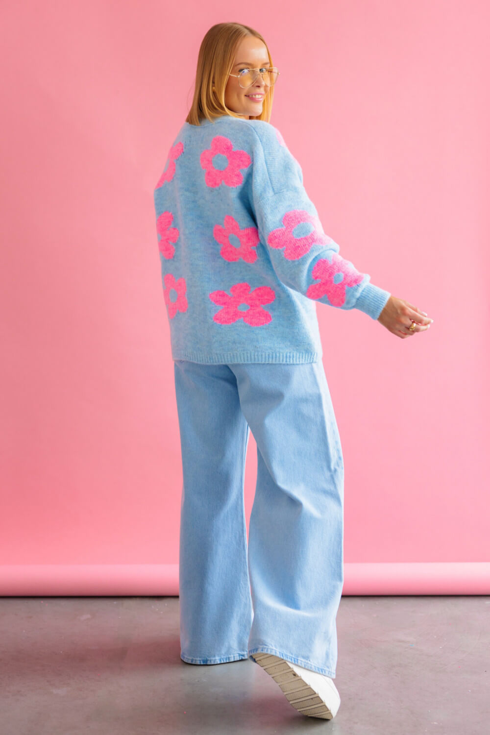 Rückansicht Damen Strickjacke mit floralem Muster in Pink