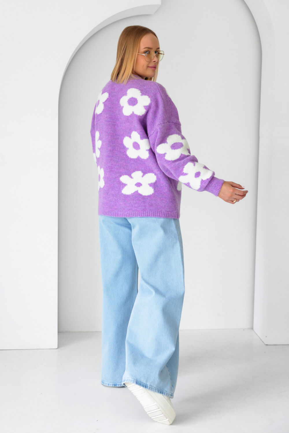 Trendige Oversize-Strickjacke in Lila mit weißen Blumen für stilvolle Freizeitlooks