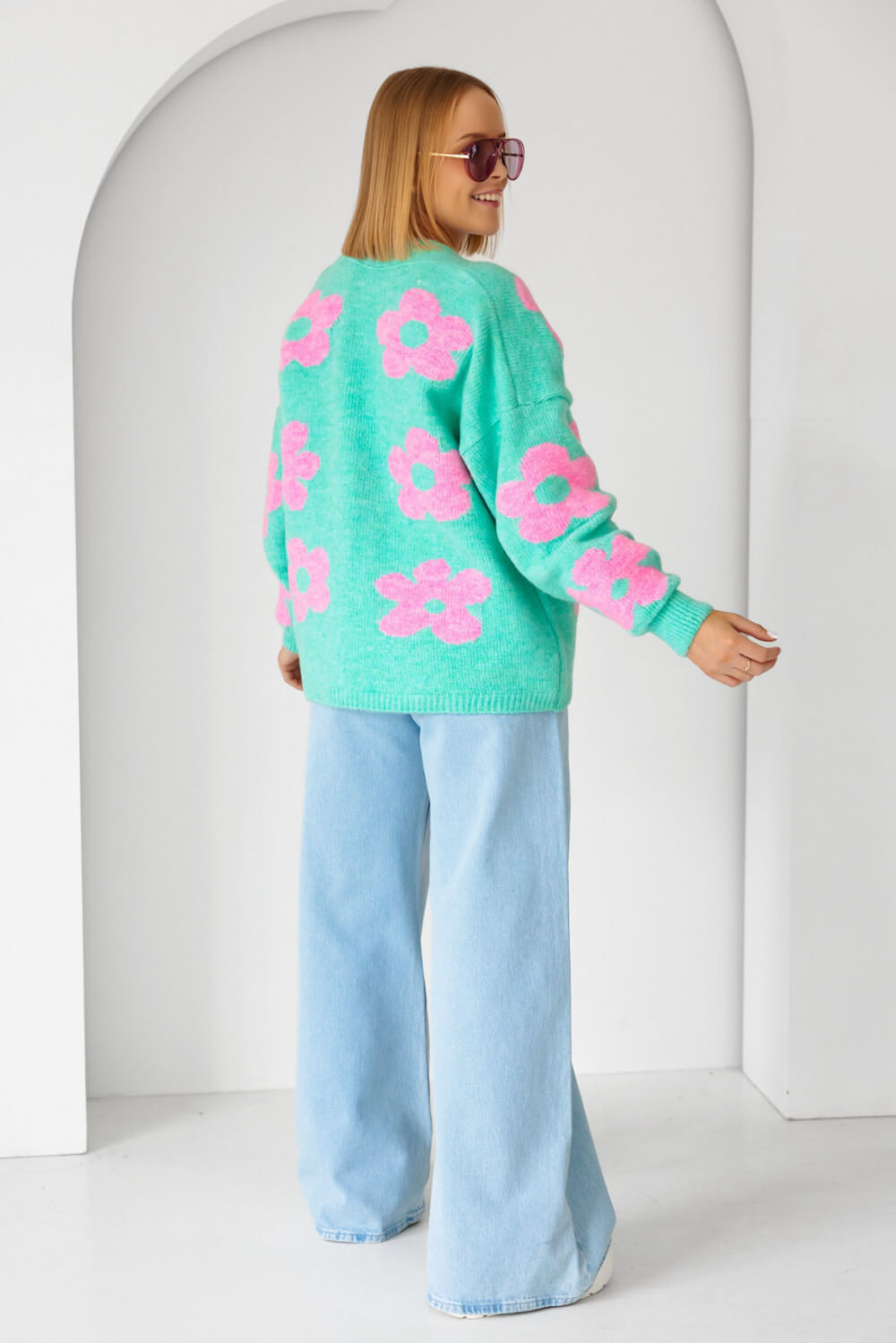 Trendige türkise Strickjacke mit rosa Blumenmuster und angenehmem Tragekomfort