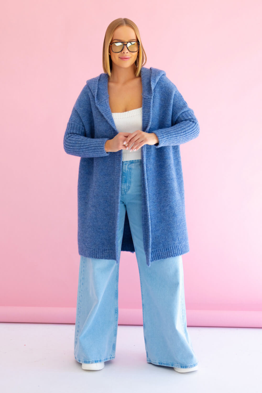 Tiefblauer Strickmantel mit lockerer Silhouette und markanten Bündchen