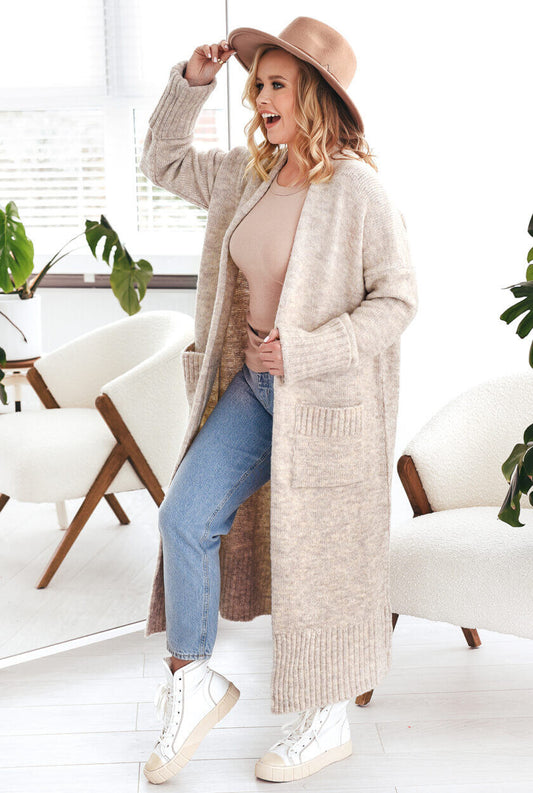Oversize Strickmantel Damen Beige mit langen Ärmeln – Seitenansicht zeigt den fließenden Fall