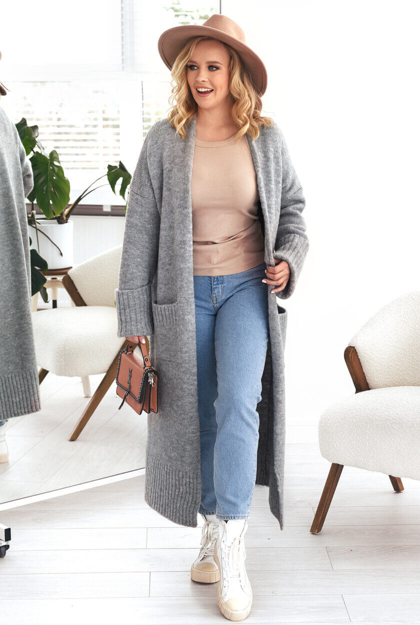 Oversized Strickmantel Dunkelgrau Frontansicht Detail – hochgekrempelte Ärmel und tiefe Seitentaschen – Stylelista