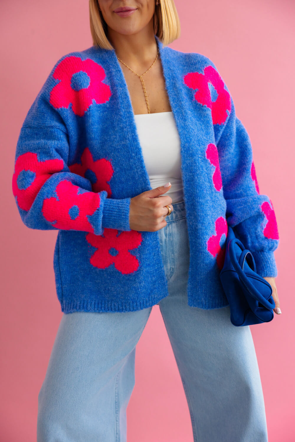 Frontansicht Damen Cardigan mit auffälligem Blumenmuster und elastischen Bündchen
