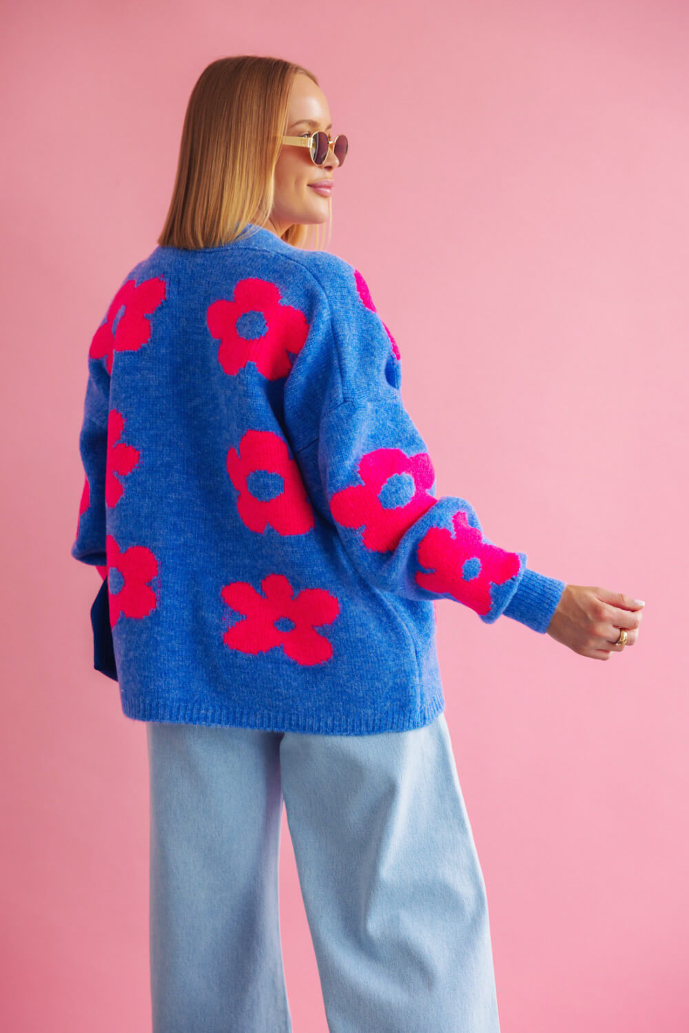 Damen Cardigan aus Premium-Strick mit feminine Blumendetails