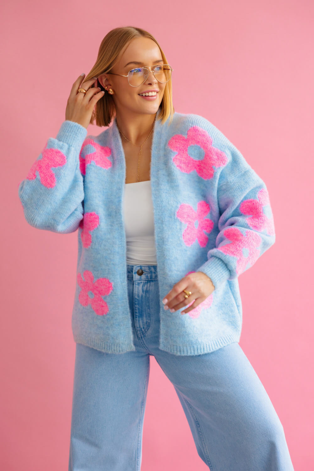 Oversize Strickjacke hellblau mit pinkem Blumenmuster Frontansicht