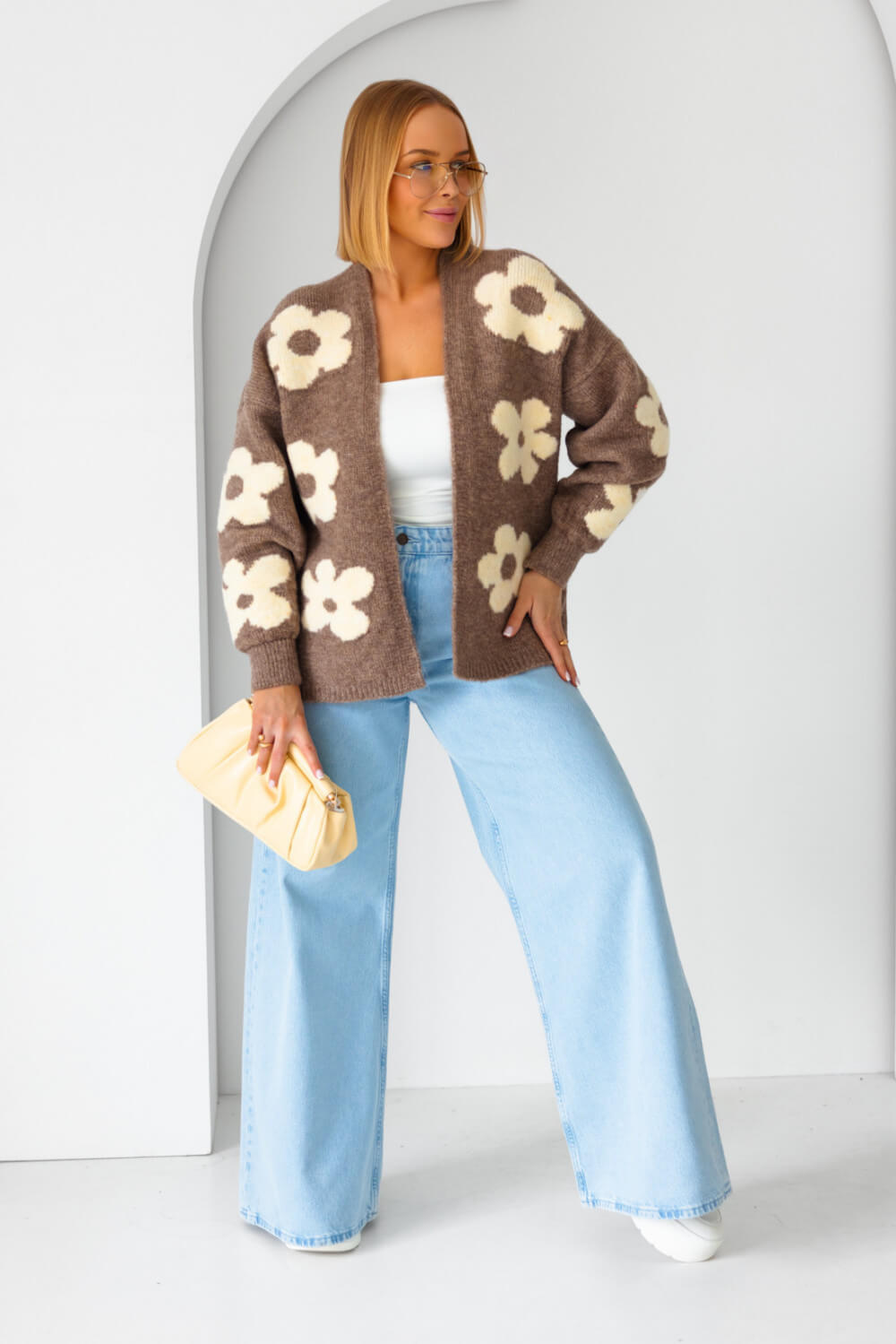 Modische braune Strickjacke mit floralem Creme-Muster und Oversize-Passform