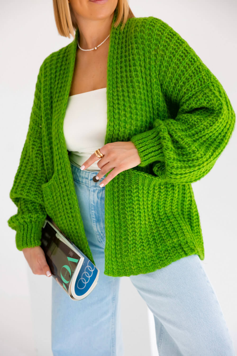Grüner Oversize-Cardigan in Nahaufnahme mit lässiger Silhouette