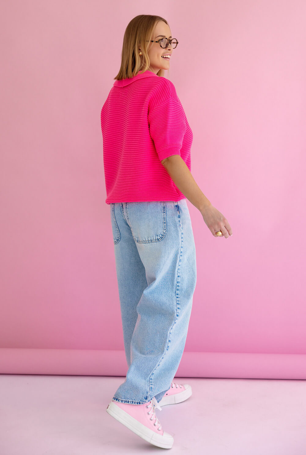 Femininer Kurzarm Strick in Pink mit V-Ausschnitt und luftiger Passform