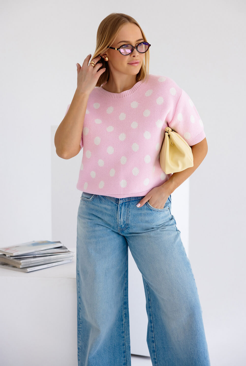 Gepunkteter kurzarm Strickpullover Rosa – Vorderansicht mit Polka-Dot-Muster und Rundhalsausschnitt