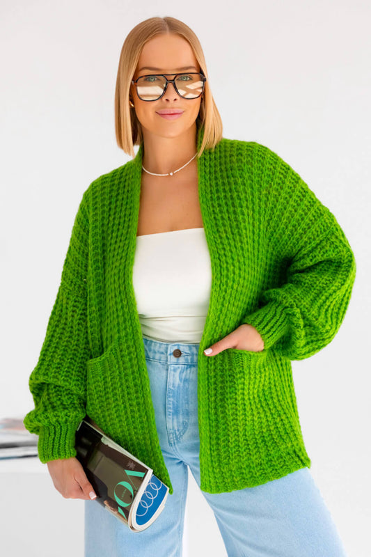 Vorderansicht einer grünen Oversize-Strickjacke aus weichem Wollmix mit Taschen