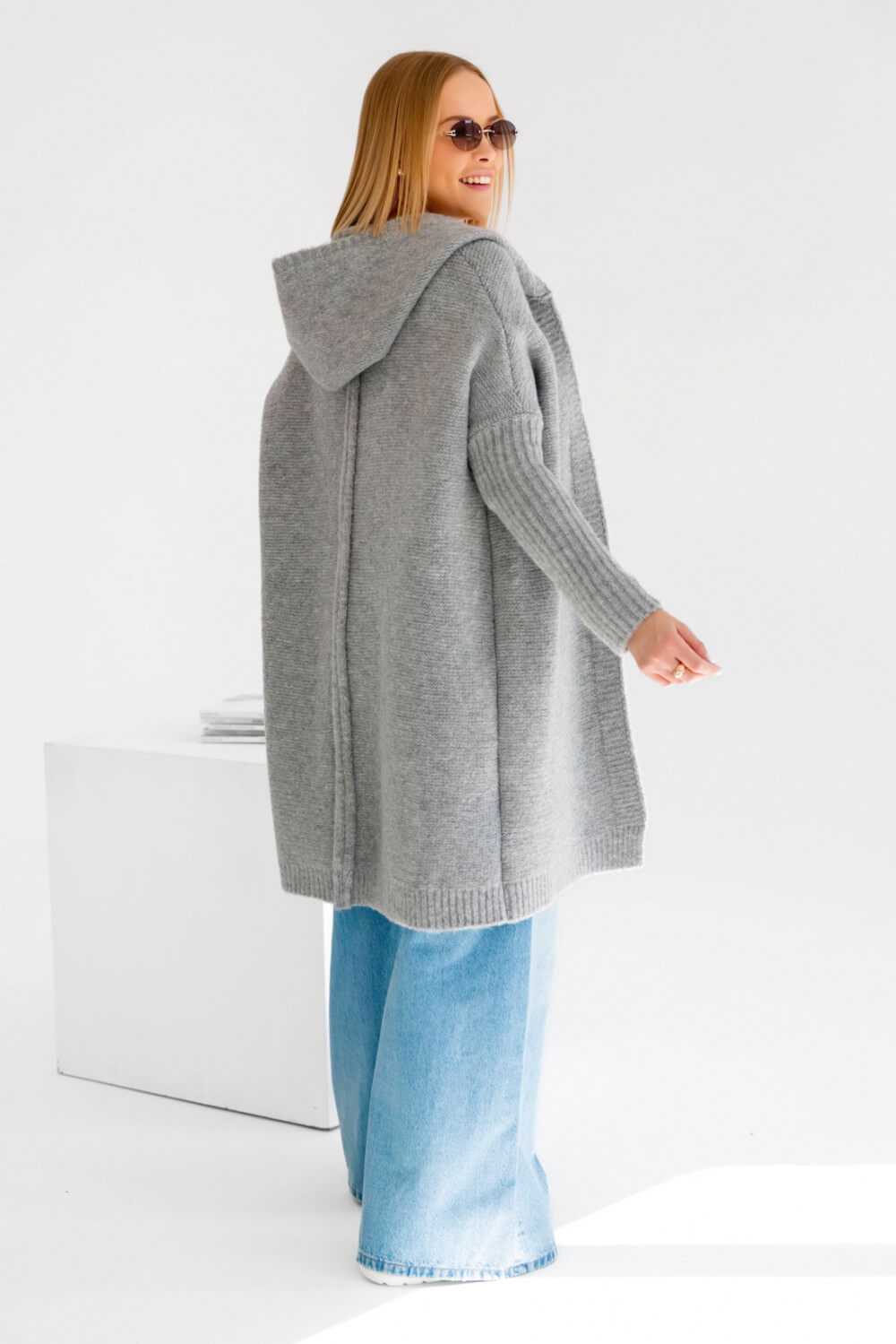 Eleganter Strickmantel in Grau mit dezenter Rückennaht