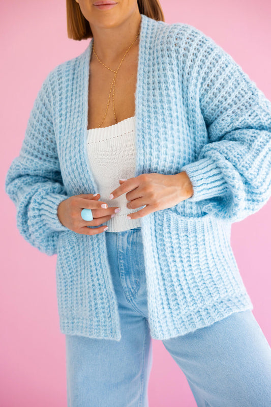Hellblauer Oversize-Cardigan in seitlicher Ansicht mit weicher Wollmischung - Detailbild
