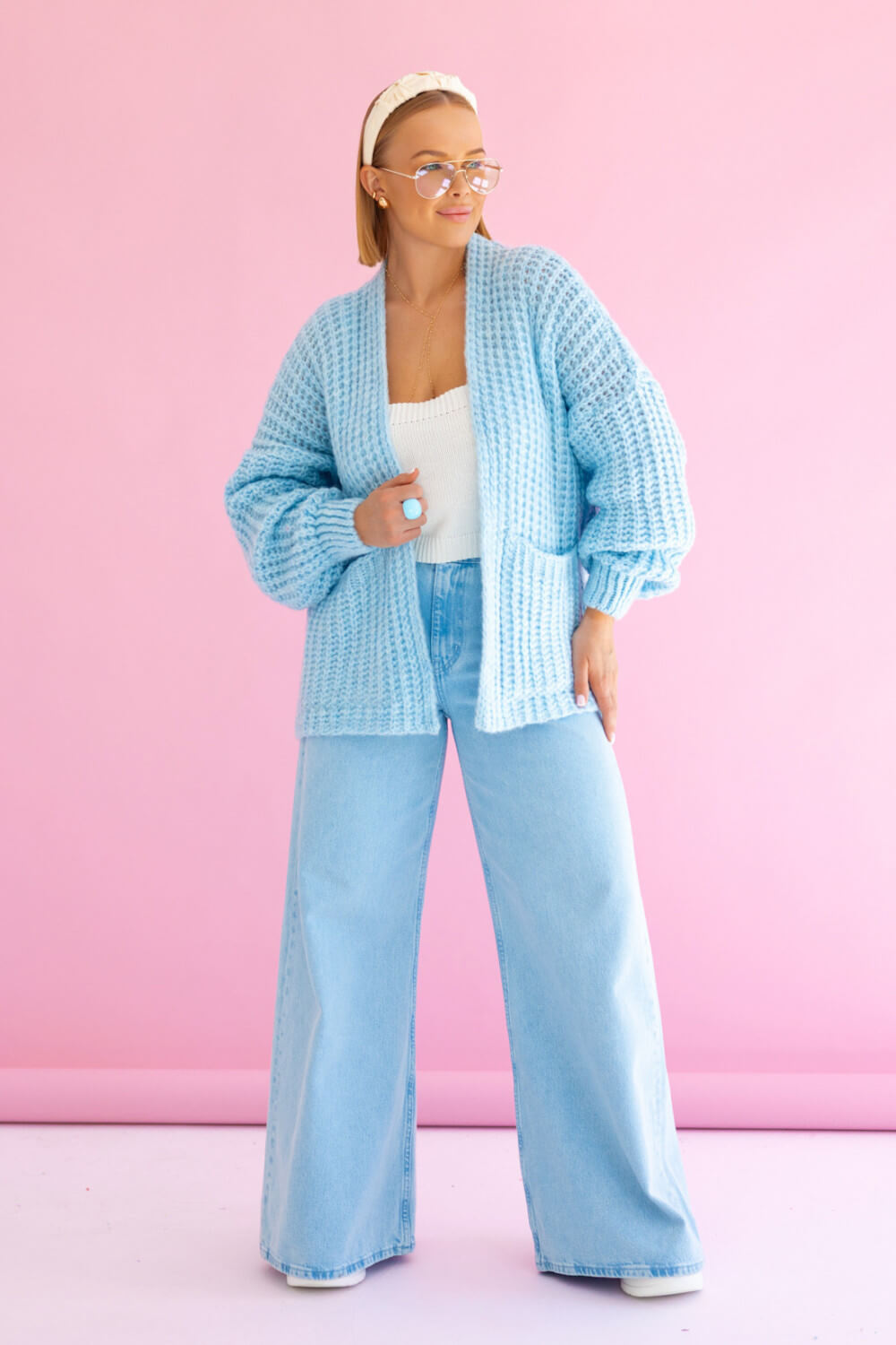 Frontansicht des hellblauen Oversize-Cardigans mit lockerem Schnitt und elegantem Fall