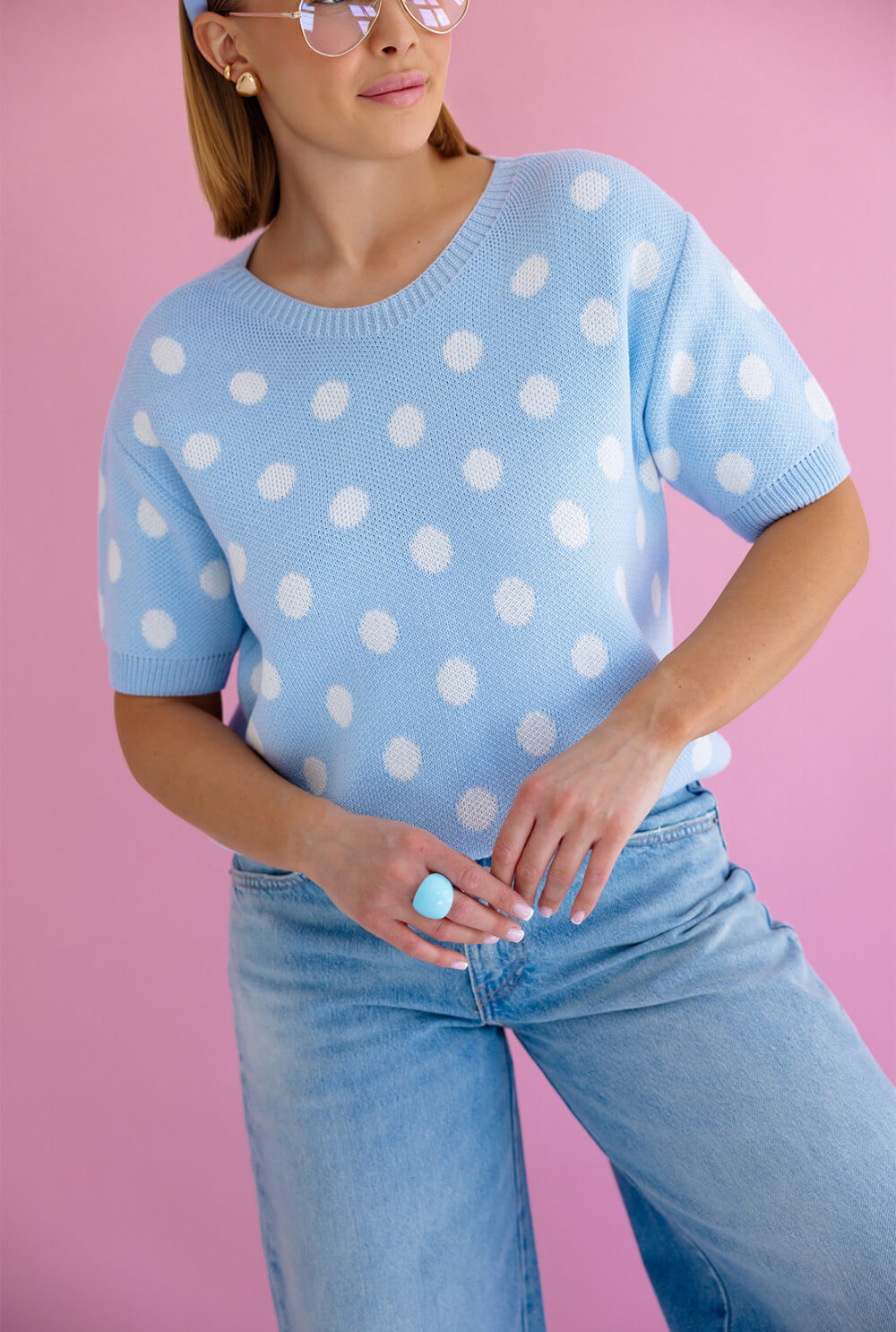 Hellblauer Polka Dots Strickpullover kurzarm mit weißen Punkten und lässigem Schnitt.