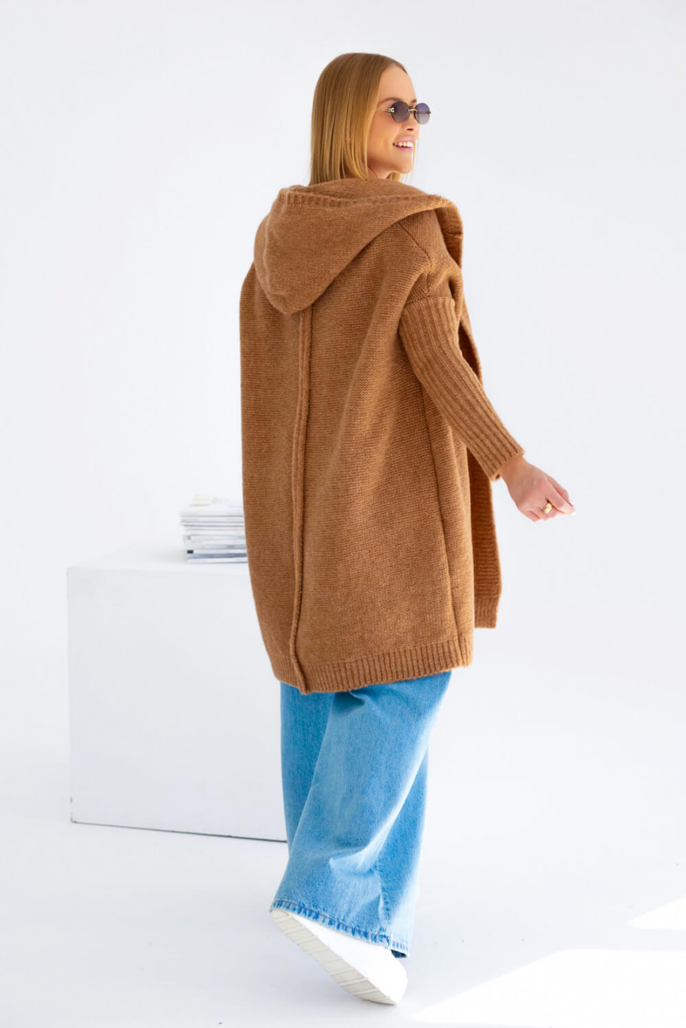 Strickmantel in Karamell mit dezenter Rückennaht