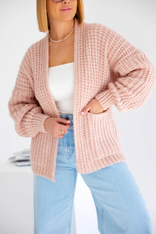 Kurze Damen Strickjacke in Puderfarbe ohne Verschluss mit lässigem Fall