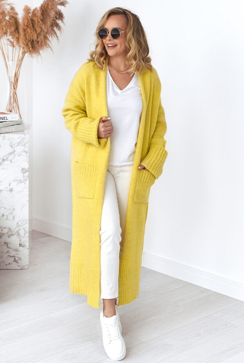 Oversized Strickmantel Gelb Vorderansicht – extra lange hochgekrempelte Ärmel und große Seitentaschen – Stylelista