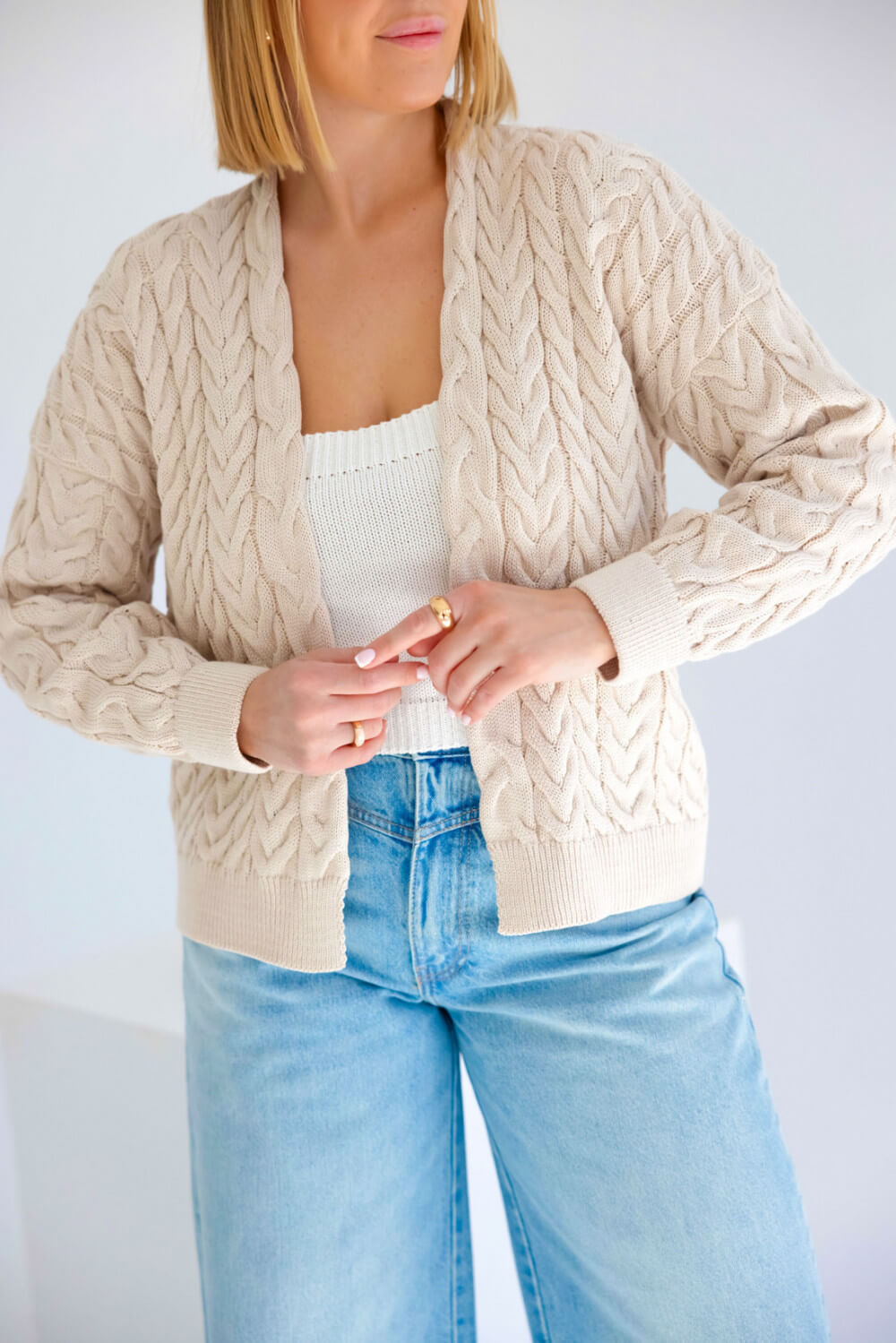 Leichte beigefarbene Strickjacke mit langen Ärmeln und Rippbündchen