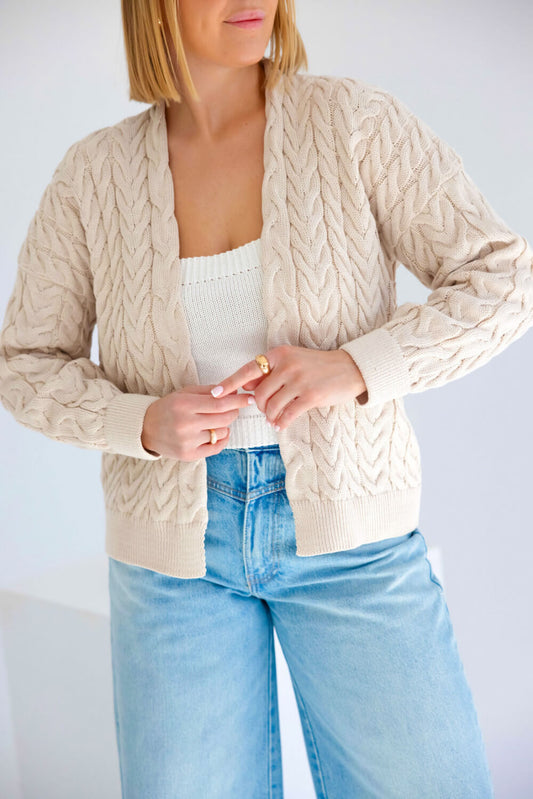 Leichte beigefarbene Strickjacke mit langen Ärmeln und Rippbündchen