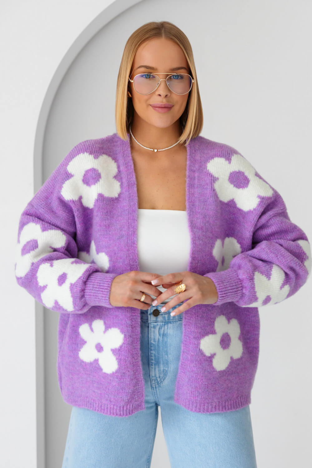 Lila Oversize-Strickjacke mit weißem Blumenmuster für Damen im modernen Floral-Look