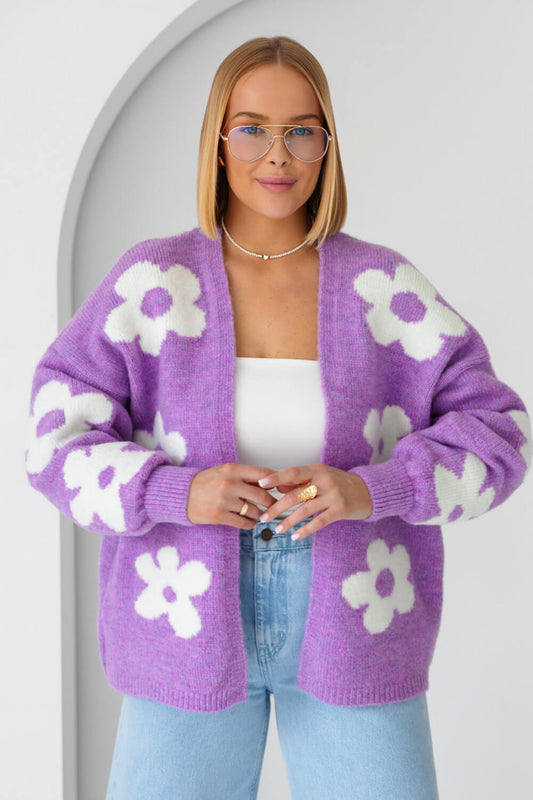 Lila Oversize-Strickjacke mit weißem Blumenmuster für Damen im modernen Floral-Look