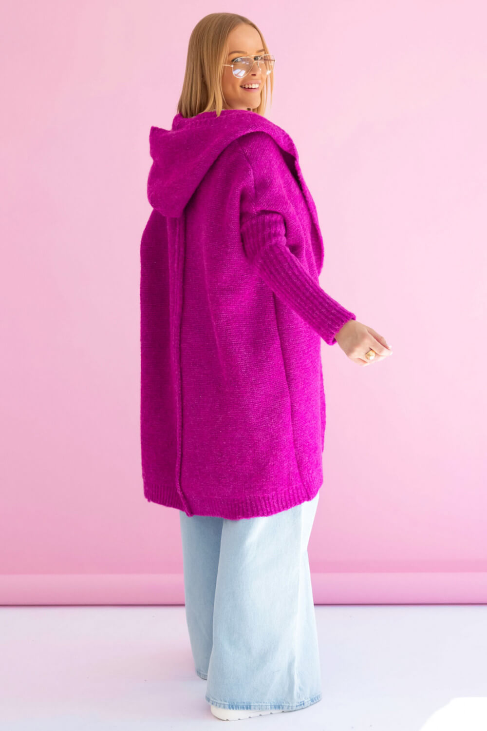 Moderner Strickmantel in Magenta mit markanter Rückennaht