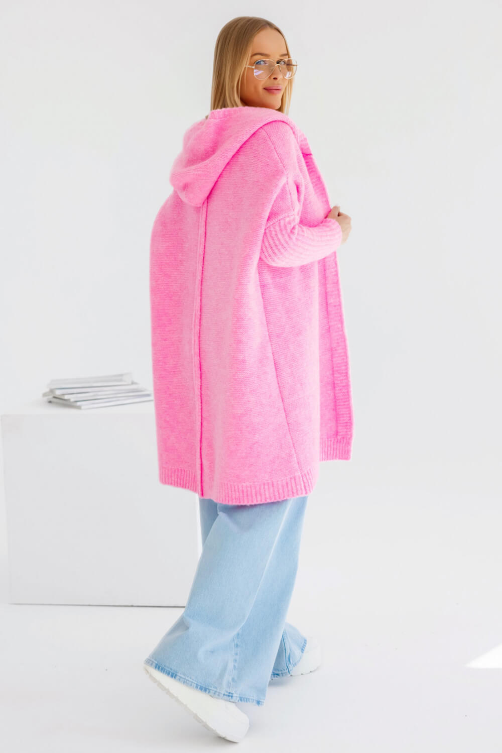Pinkfarbener Oversize Strickmantel mit eleganter Rückennaht