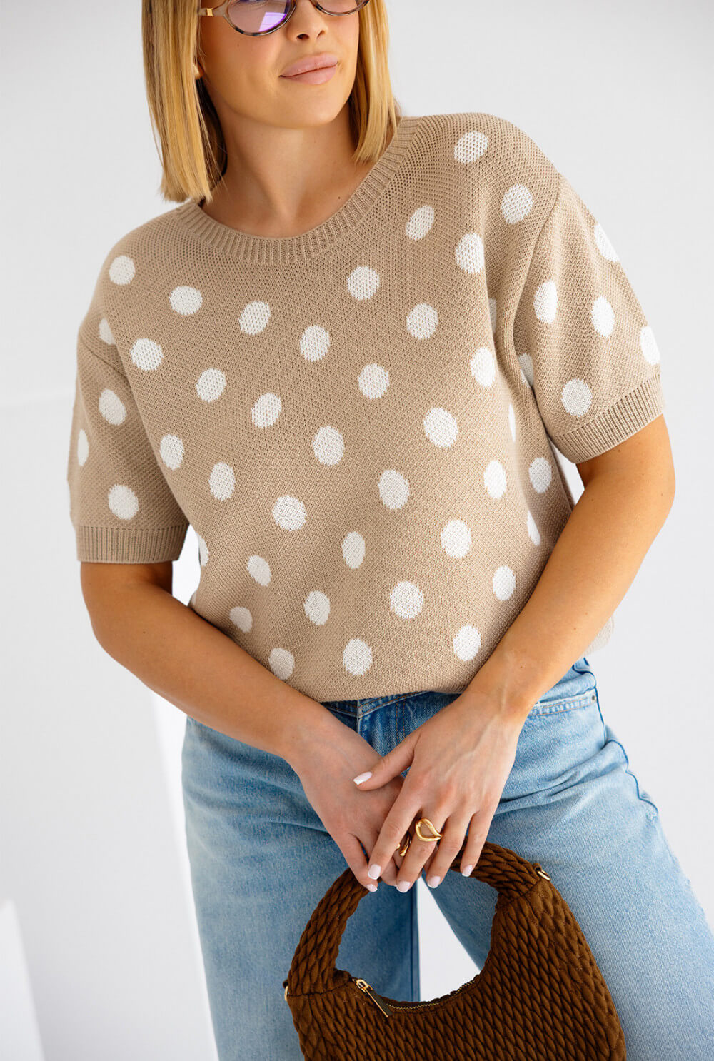 Nahaufnahme Strickstruktur mit Polka-Dot-Muster in Beige – weiches Baumwollmischgewebe