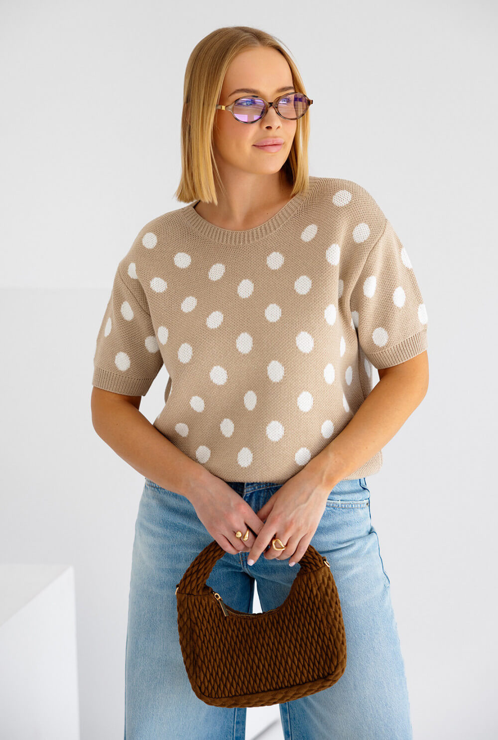 Gepunkteter Strickpullover Beige – Frontansicht mit Rundhalsausschnitt und weißen Polka Dots