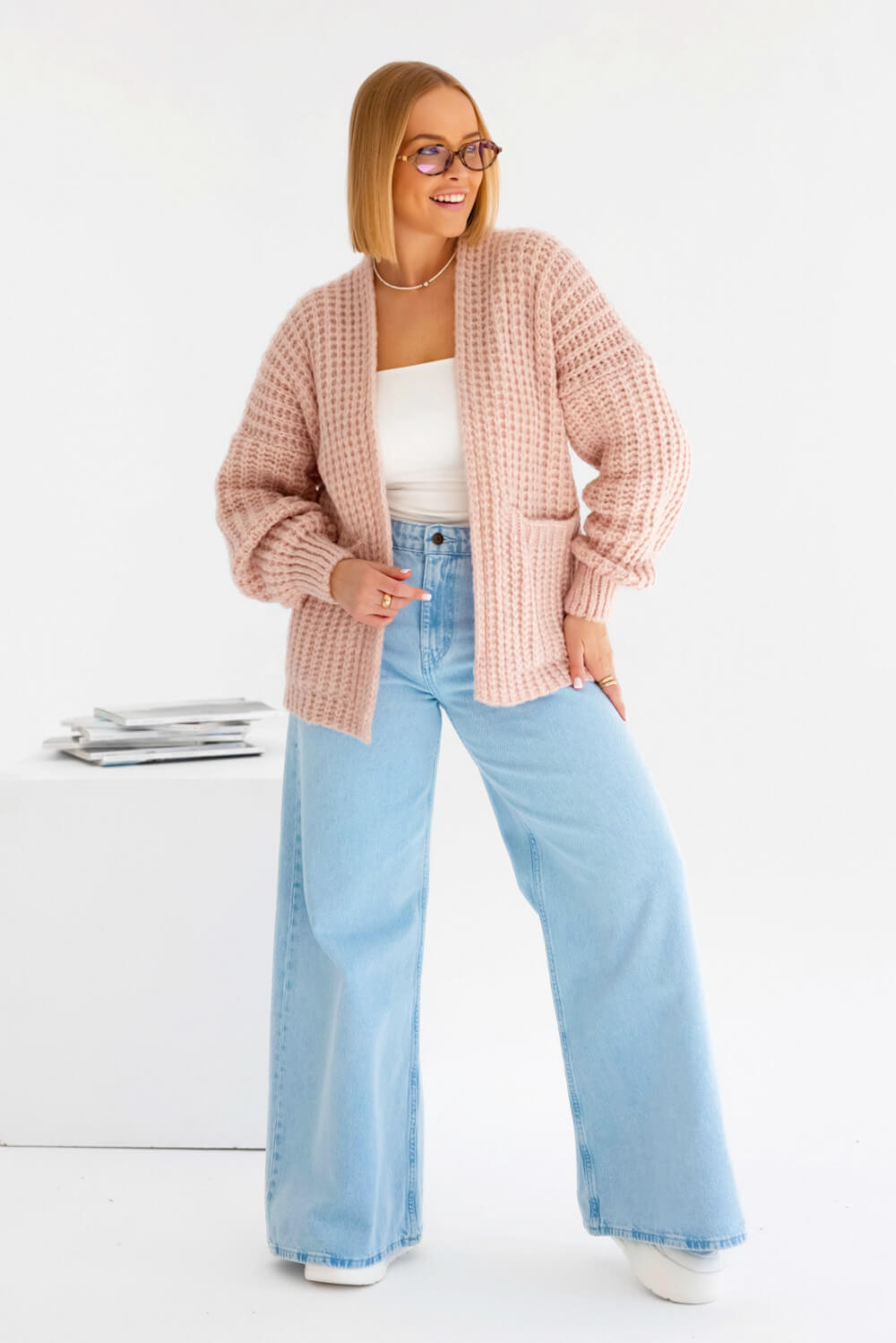 Damen Strickjacke in Puderfarbe aus weichem Wollmischgewebe mit lockerer Passform
