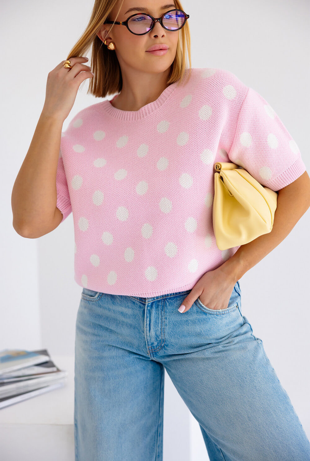 Kurzarm Polka Dots Strickpullover in Puderfarbe mit weißen Punkten, perfekt für einen lässigen Look.