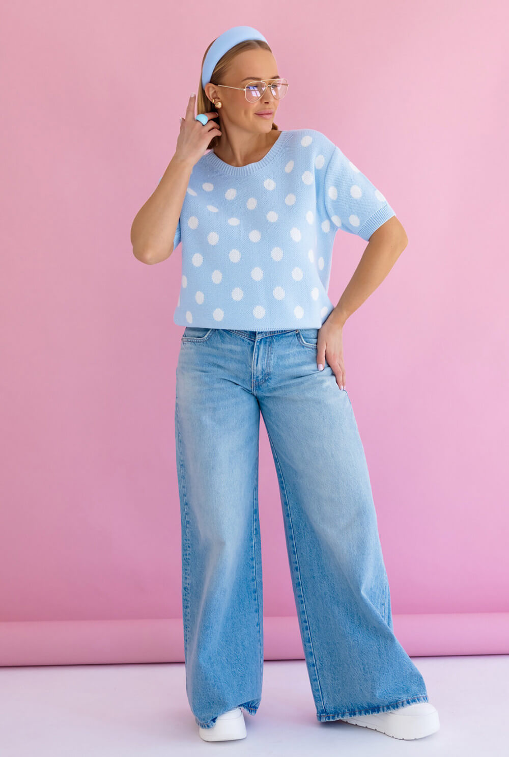 Gepunkteter Strickpullover in hellblau mit kurzen Ärmeln und weitem Jeans-Look.