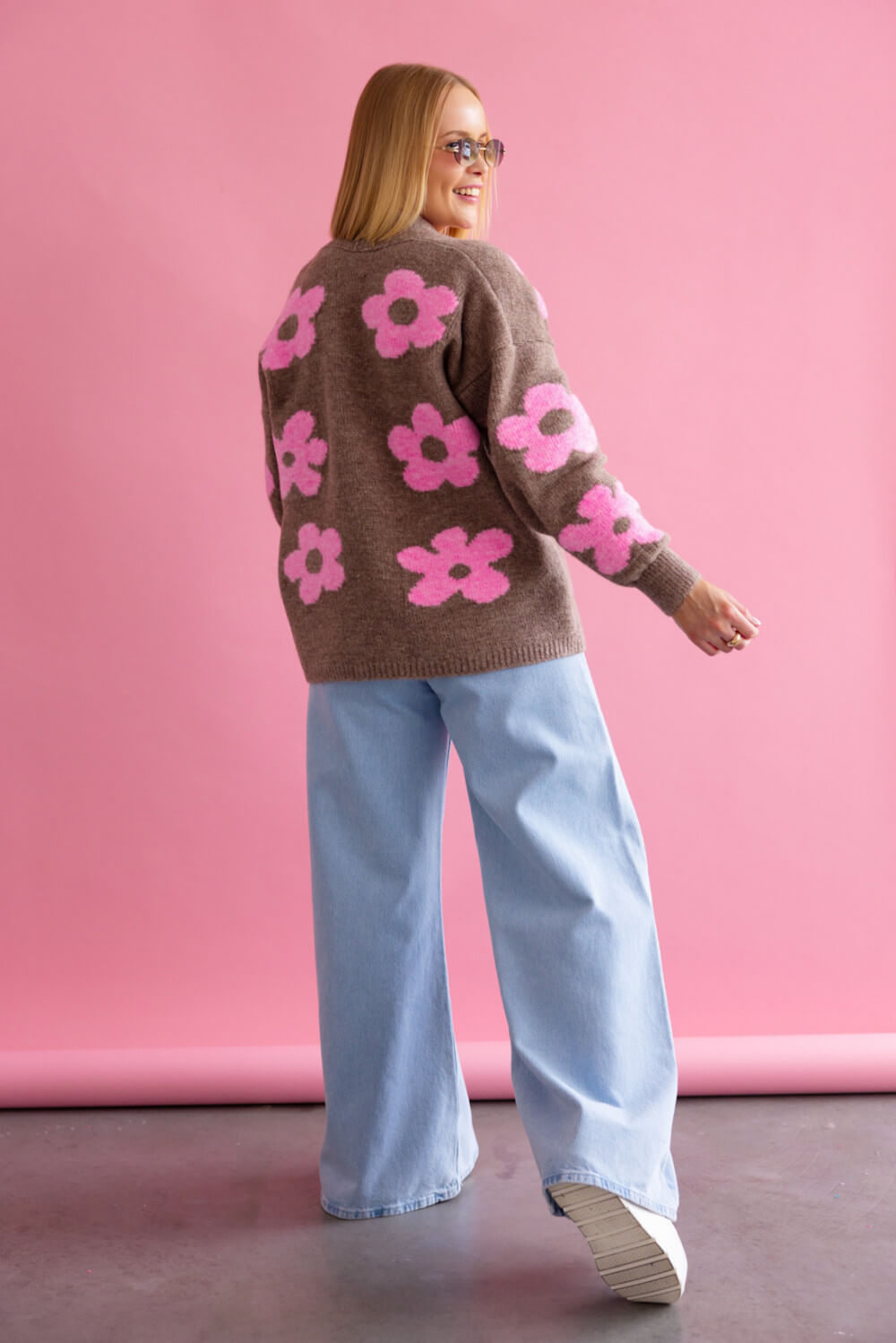 Rückansicht Damen Strickjacke mit rosa Blumenmuster in Braun