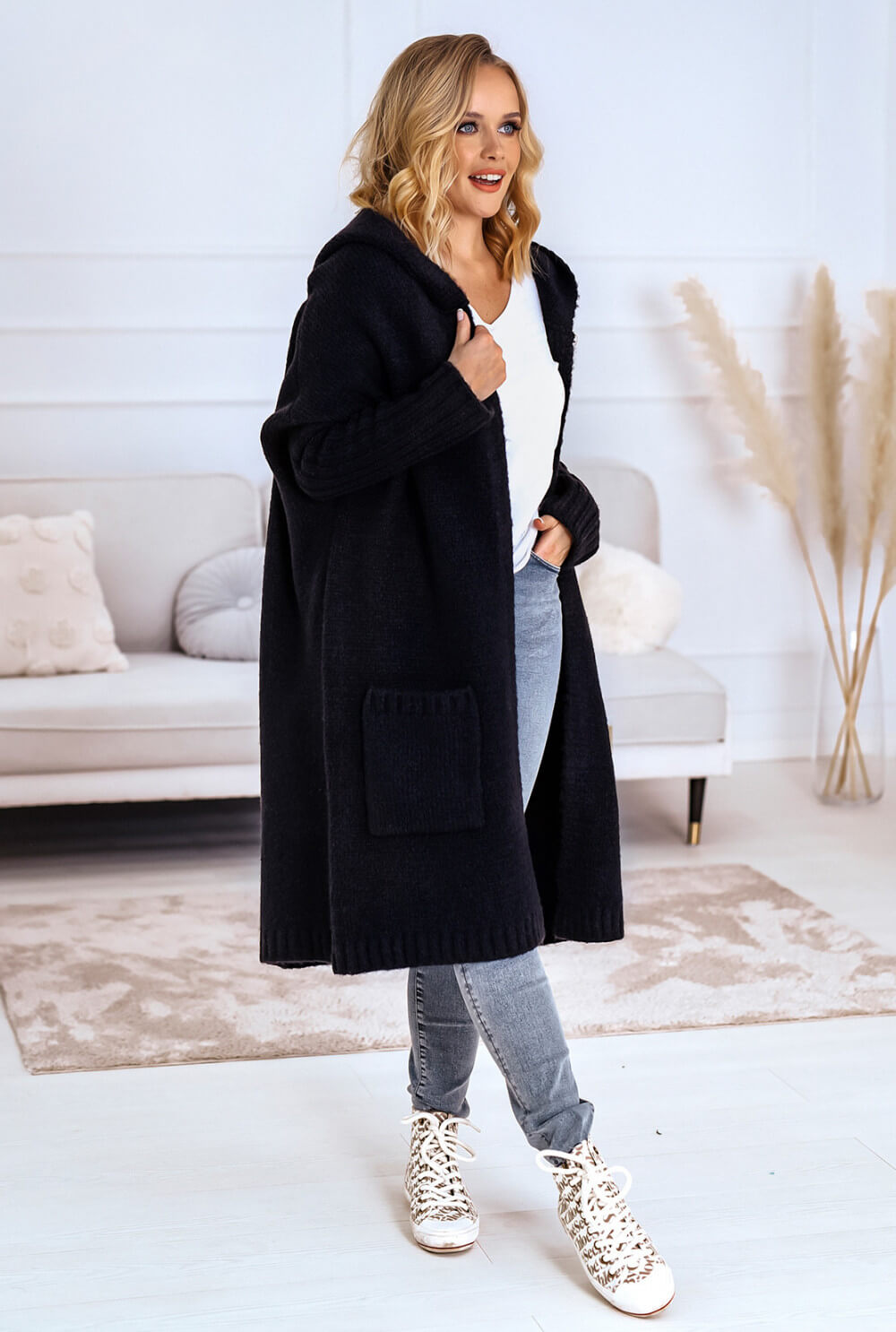 Weicher schwarzer Oversize Mantel mit Kapuze und „Simply Live“ Schriftzug