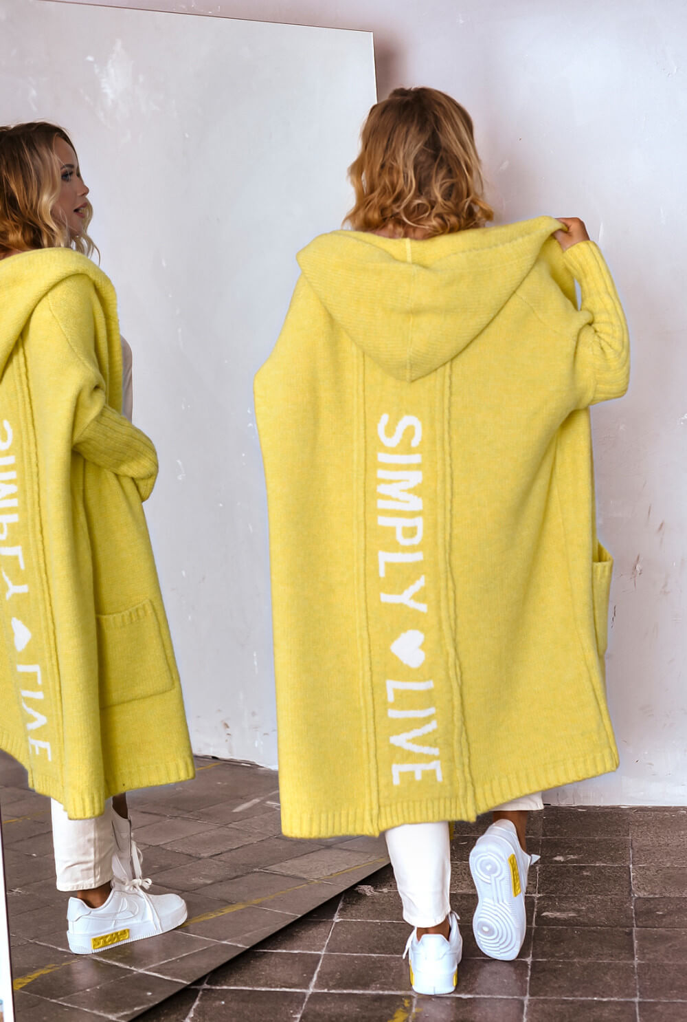 Warmer gelber Strickmantel im Oversize Stil mit „Simply Live“ Statement