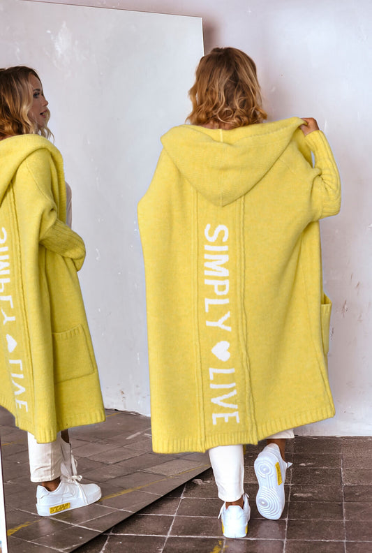 Warmer gelber Strickmantel im Oversize Stil mit „Simply Live“ Statement